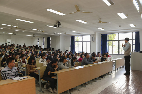 【外國語學(xué)院新生導(dǎo)航系列講座】Learn to learn--外國語學(xué)院院長與14級學(xué)生親密接觸