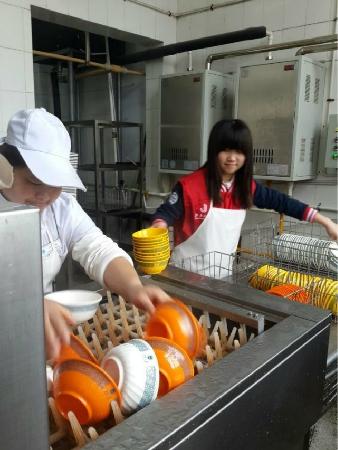 追隨一種精神，奉獻(xiàn)一片愛心——記外國(guó)語學(xué)院青年志愿者協(xié)會(huì)雷鋒月活動(dòng)