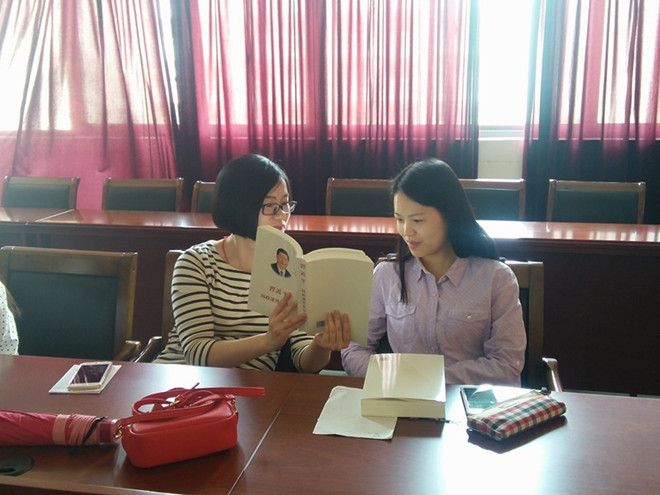 外國語學院2013學生黨支部召開“兩學一做”理論學習交流會