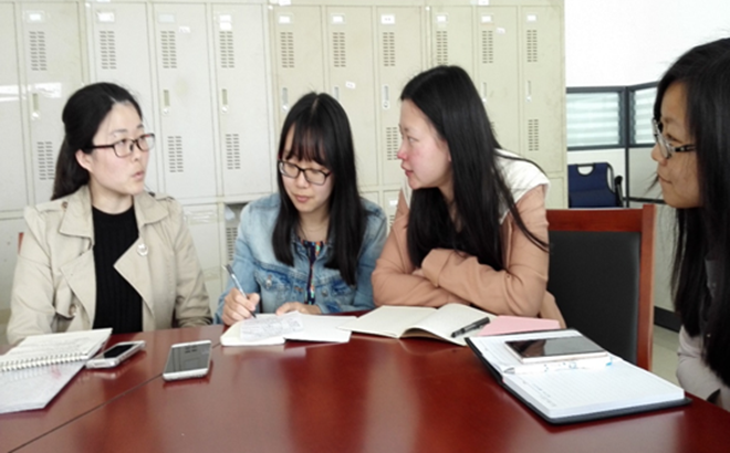 外國語學院2014級碩士黨支部開展“兩學一做”組織生活會