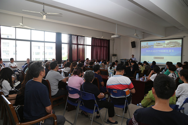外國語學院召開2016級新生家長見面會